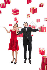 连衣裙亚洲人情侣伸手接礼物的幸福伴侣图片