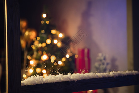 圣诞装饰物圣诞树夜晚圣诞节窗棱上的雪图片