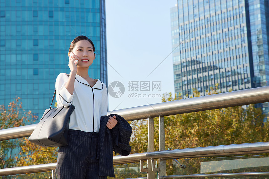 商务女性户外天桥上打电话图片