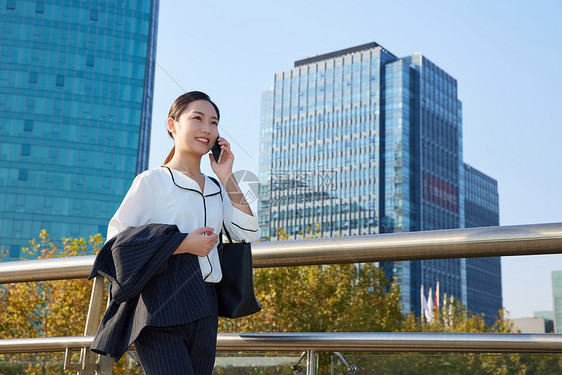 商务女士通勤路上打电话图片