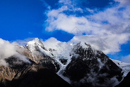 甲应村的梅里雪山背景图片