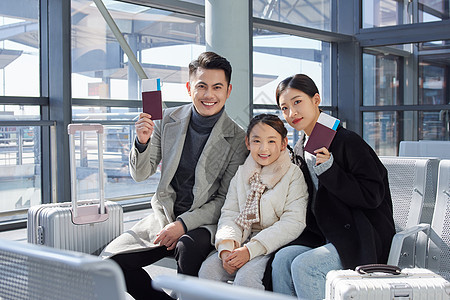 机场大厅家庭拿护照出国旅行图片