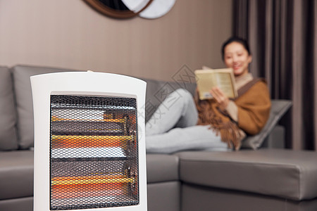 居家使用取暖器过冬的女性图片
