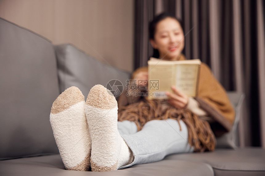 居家看书的女性穿着冬日袜子图片