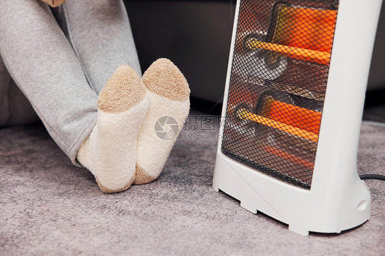 居家使用取暖器过冬特写图片