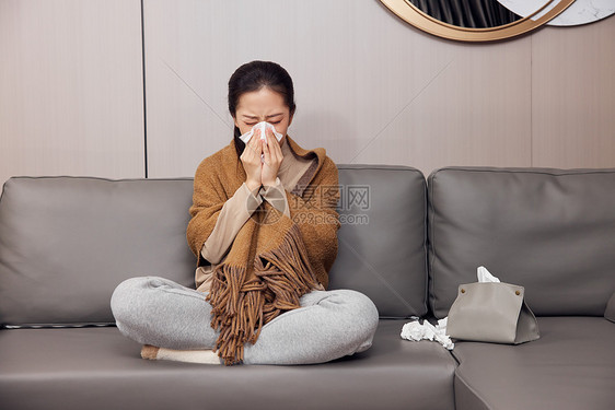 青年女性感冒生病擦鼻涕图片