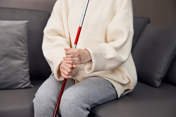 手拿盲杖的视障青年女性特写图片