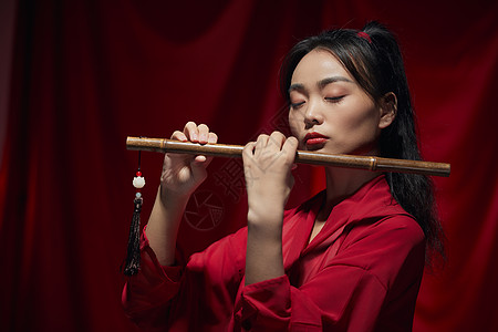 古装美女吹笛子形象图片