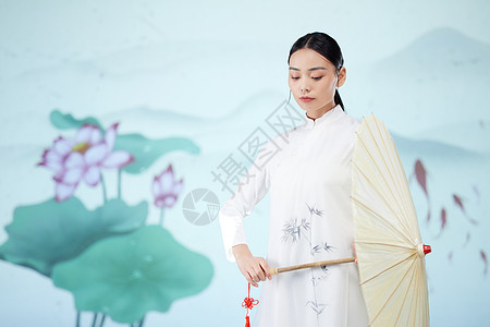 中国风美女手拿油纸伞图片