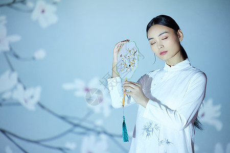 中国风美女手拿扇子背景图片