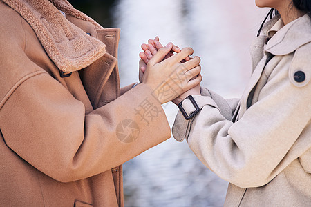 秋冬情侣握手取暖特写图片