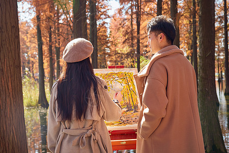 秋季情侣在树林里画油画背影图片