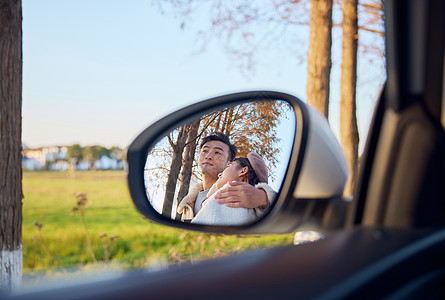 情侣汽车旅行透过反光镜的情侣依靠在一起背景