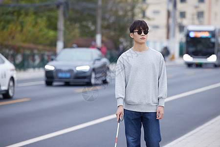 视盲男性日常外出生活图片
