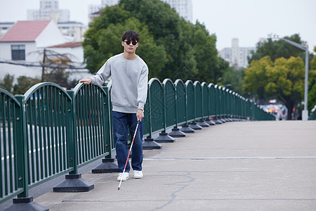 男性健康日手扶栏杆的视盲男性背景