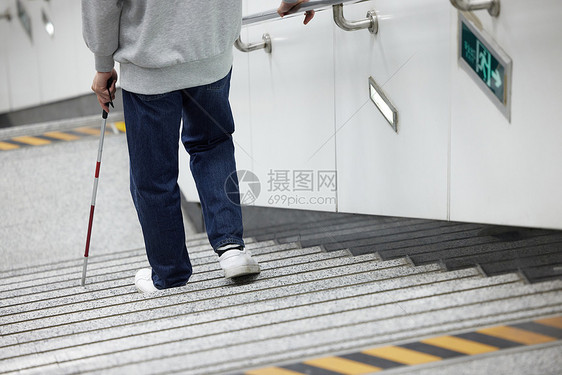 视盲人士地铁站下楼梯特写图片