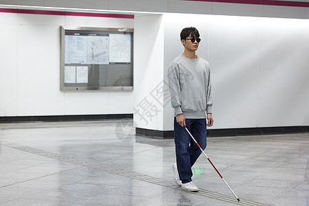 视障青年走盲道坐地铁图片