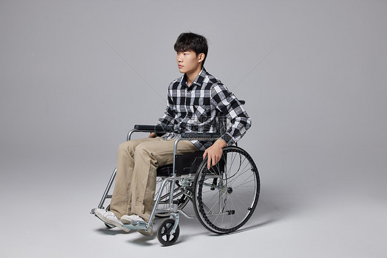 青年男性坐轮椅形象图片