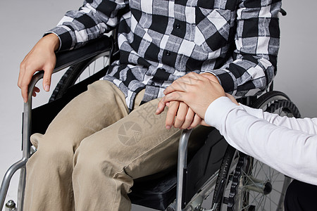 关爱坐轮椅的残疾人概念特写图片