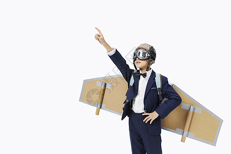 小男孩背着自制的纸飞机背包玩耍高清图片