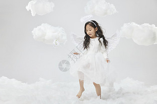 踩在云朵上的可爱女孩图片
