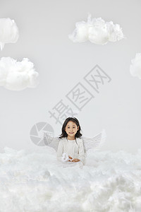 天使小女孩在云朵之间高清图片