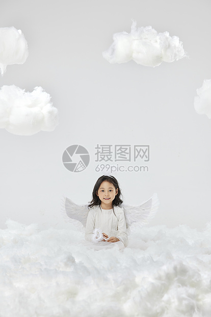 天使小女孩在云朵之间图片