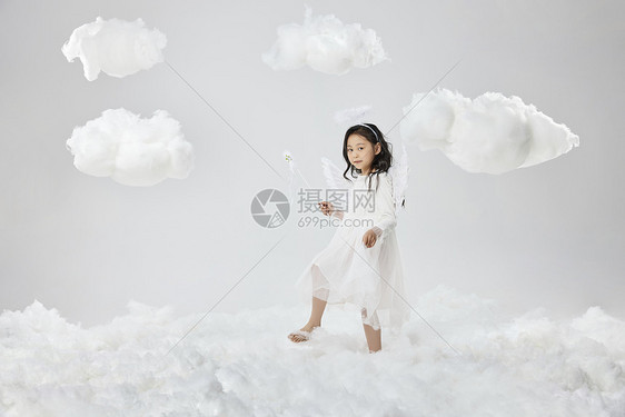 可爱女孩踩在云朵上图片