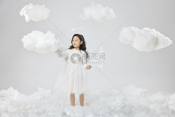可爱天使小女孩伸手摸云朵图片