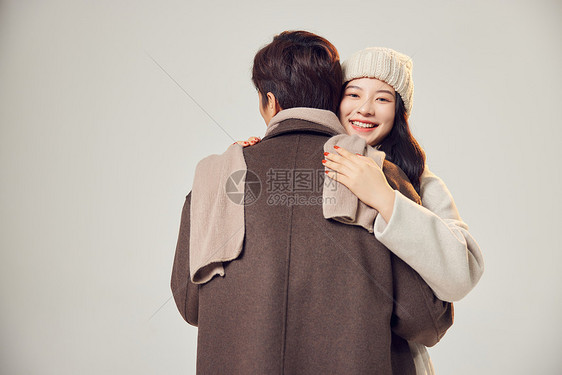 冬季女性拥抱男友图片