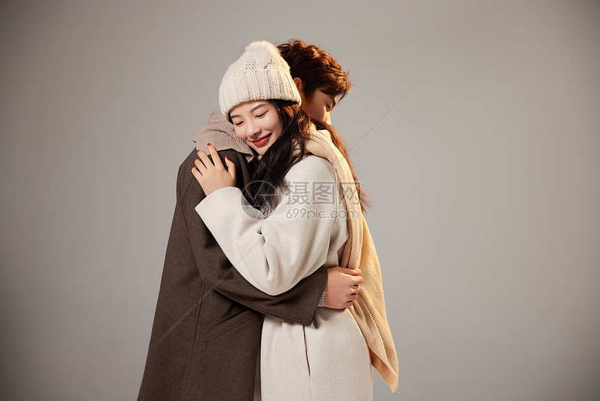 冬季年轻情侣温暖拥抱图片