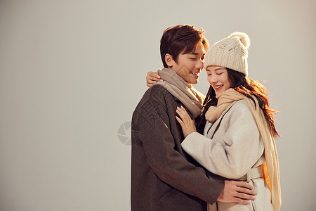 冬季年轻情侣拥抱形象图片