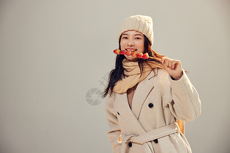 冬季美女吃冰糖葫芦图片