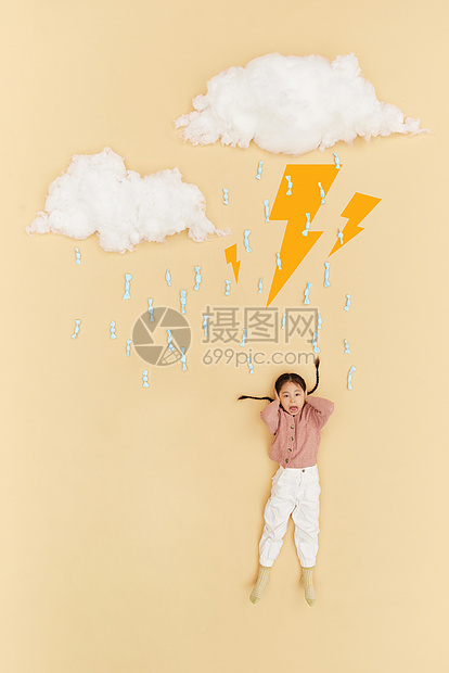 下雨打雷被吓到的小女孩图片