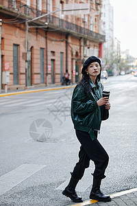时尚青年女性街头散步图片