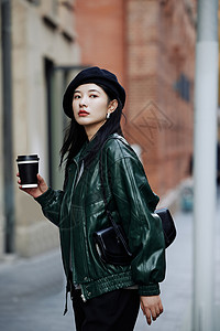 手拿咖啡的青年女性街头街拍图片