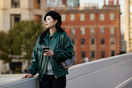 街拍街头时尚年轻女性背景