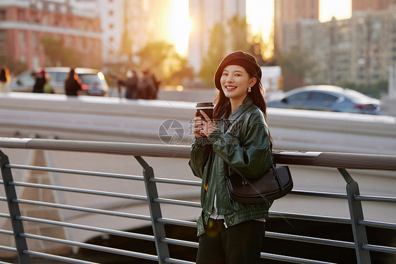 夕阳下城市街头的时尚美女图片