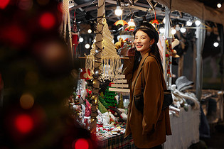 美女夜晚逛圣诞市集图片