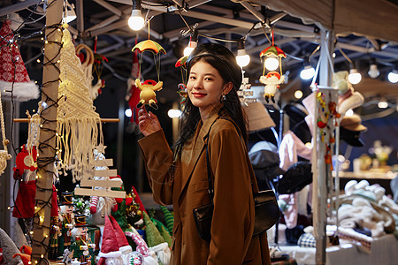 美女夜晚逛圣诞市集图片