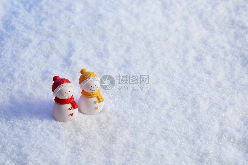 冬天雪中的一对静物小雪人图片