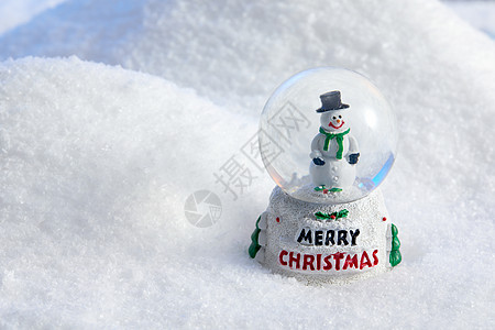 雪面上的静物雪人水晶球背景图片