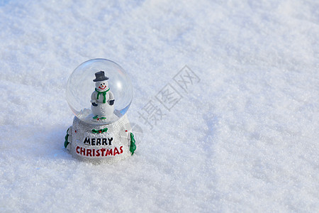 圣诞积雪雪面上的静物雪人水晶球背景