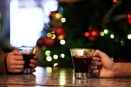 圣诞节朋友聚会喝热红酒特写图片