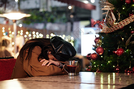 青年女性夜晚独自过圣诞节情绪崩溃图片