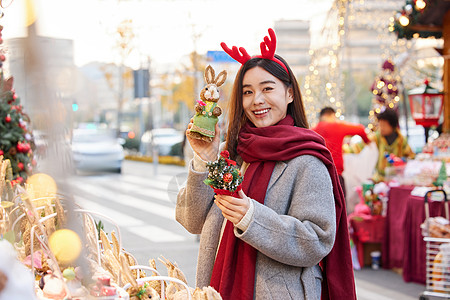 冬日女性逛圣诞市集挑选礼物图片