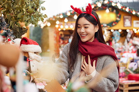 冬日女性逛圣诞市集挑选礼物图片