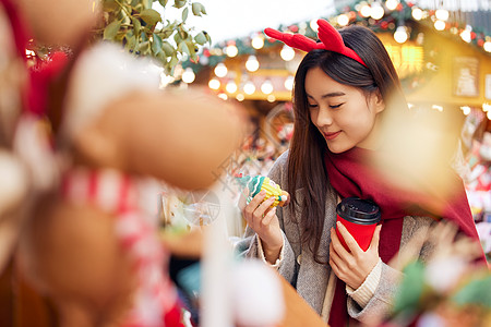 可爱圣诞美女冬日女性逛圣诞市集挑选礼物背景