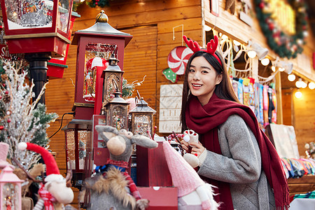 冬日女性逛圣诞市集图片