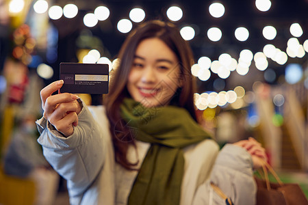 圣诞购物节青年女性购物刷卡消费特写背景